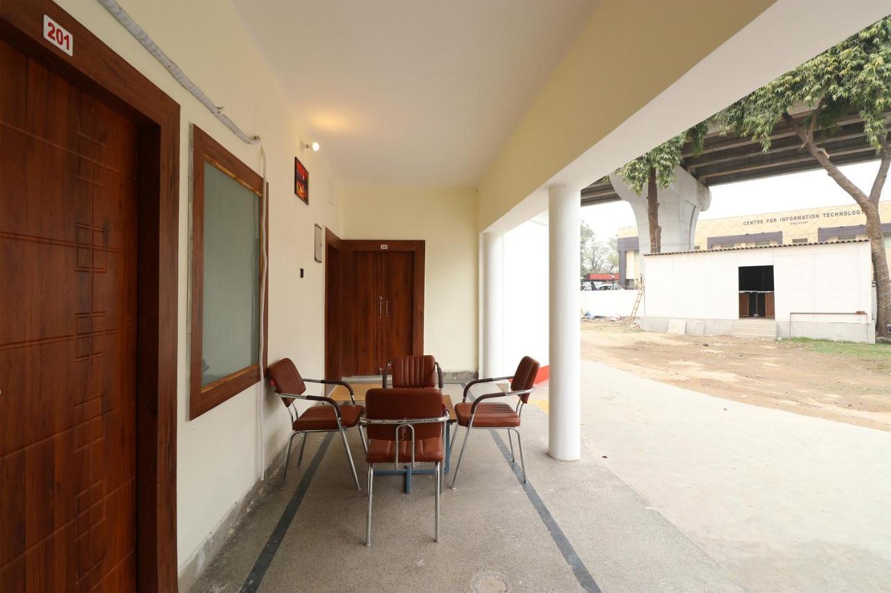 Oyo 28212 High Court View Hotel Allāhābād Junction Buitenkant foto